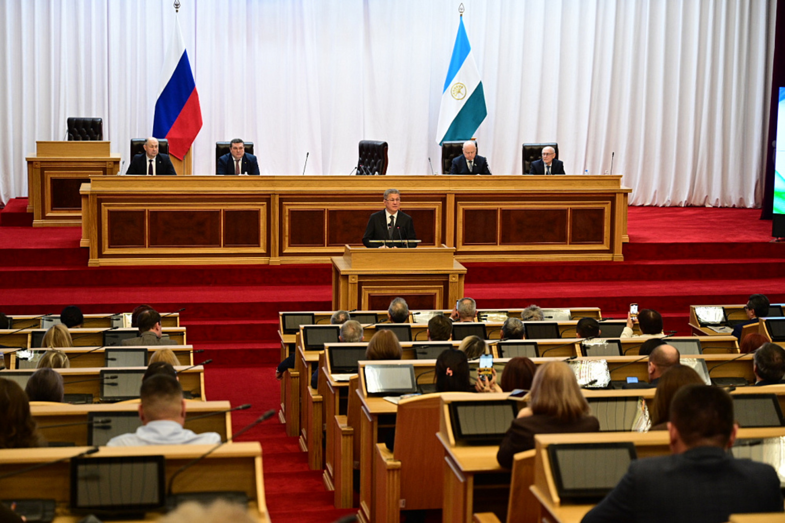 Радий Хабиров вручил первые удостоверения военным корреспондентам Башкортостана