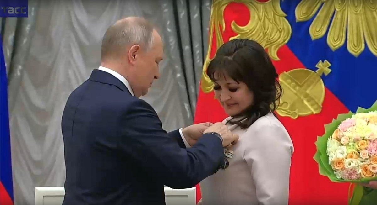 Владимир Путин вручил орден «Мать-героиня» Альбине Хайдаршиной из Башкирии
