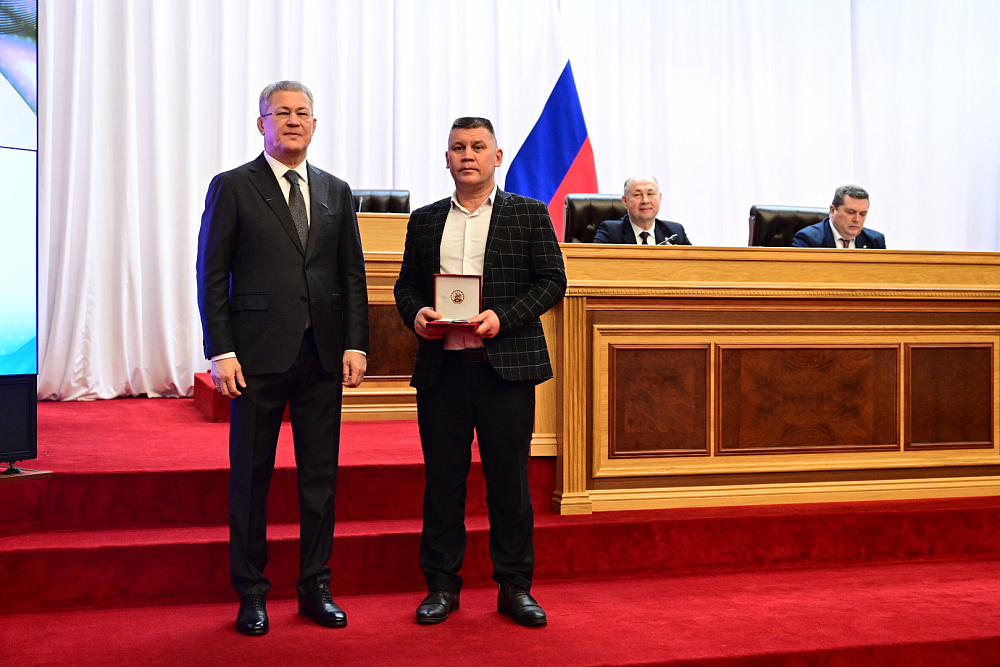 Радий Хабиров вручил первые удостоверения военным корреспондентам Башкортостана