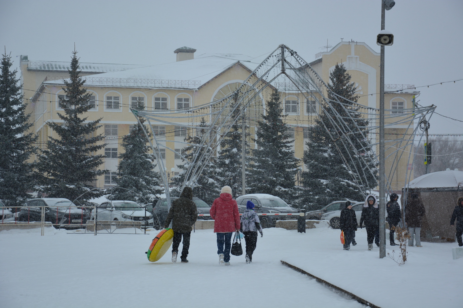 Сәләмләшкәндә нисек ҡул ҡыҫышырға?