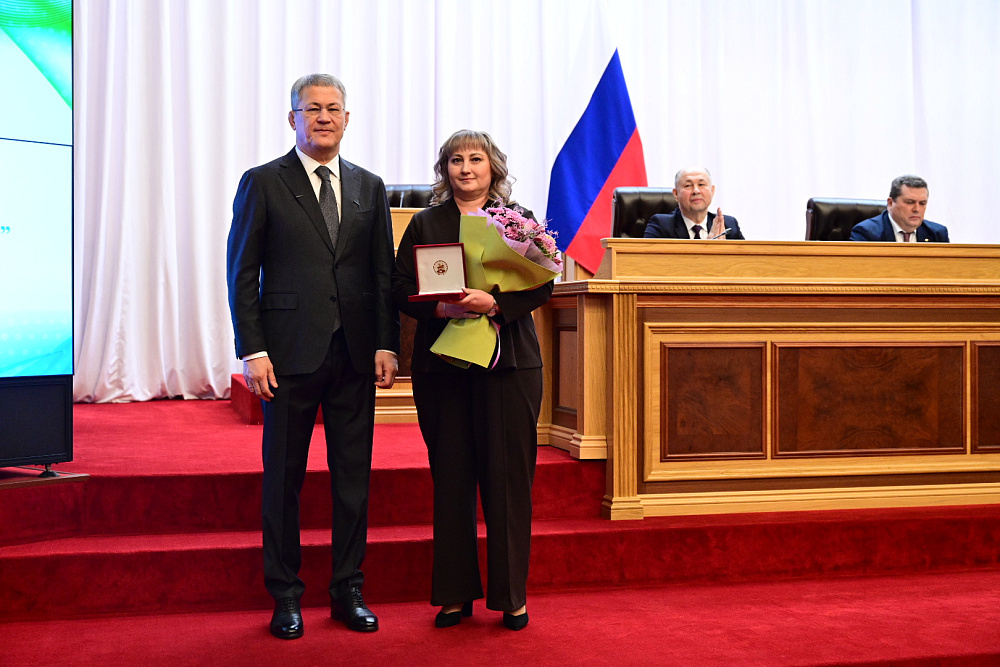 Радий Хабиров вручил первые удостоверения военным корреспондентам Башкортостана
