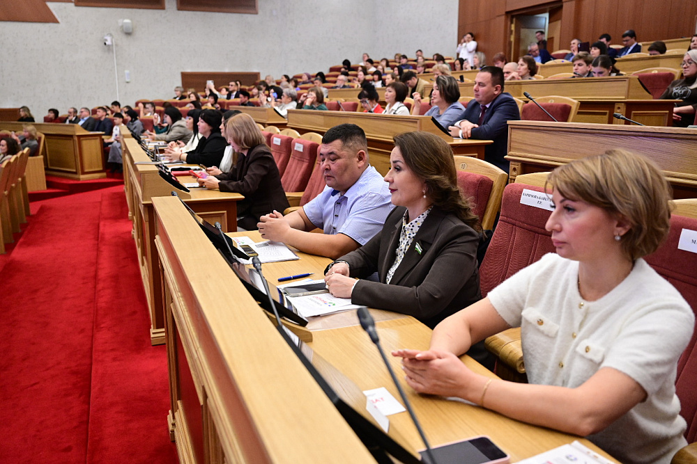Радий Хабиров вручил первые удостоверения военным корреспондентам Башкортостана