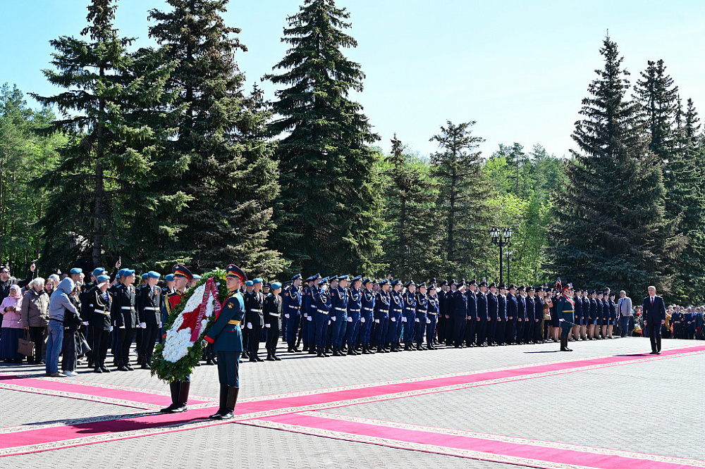 Радий Хабиров возложил цветы к Вечному огню в уфимском парке Победы