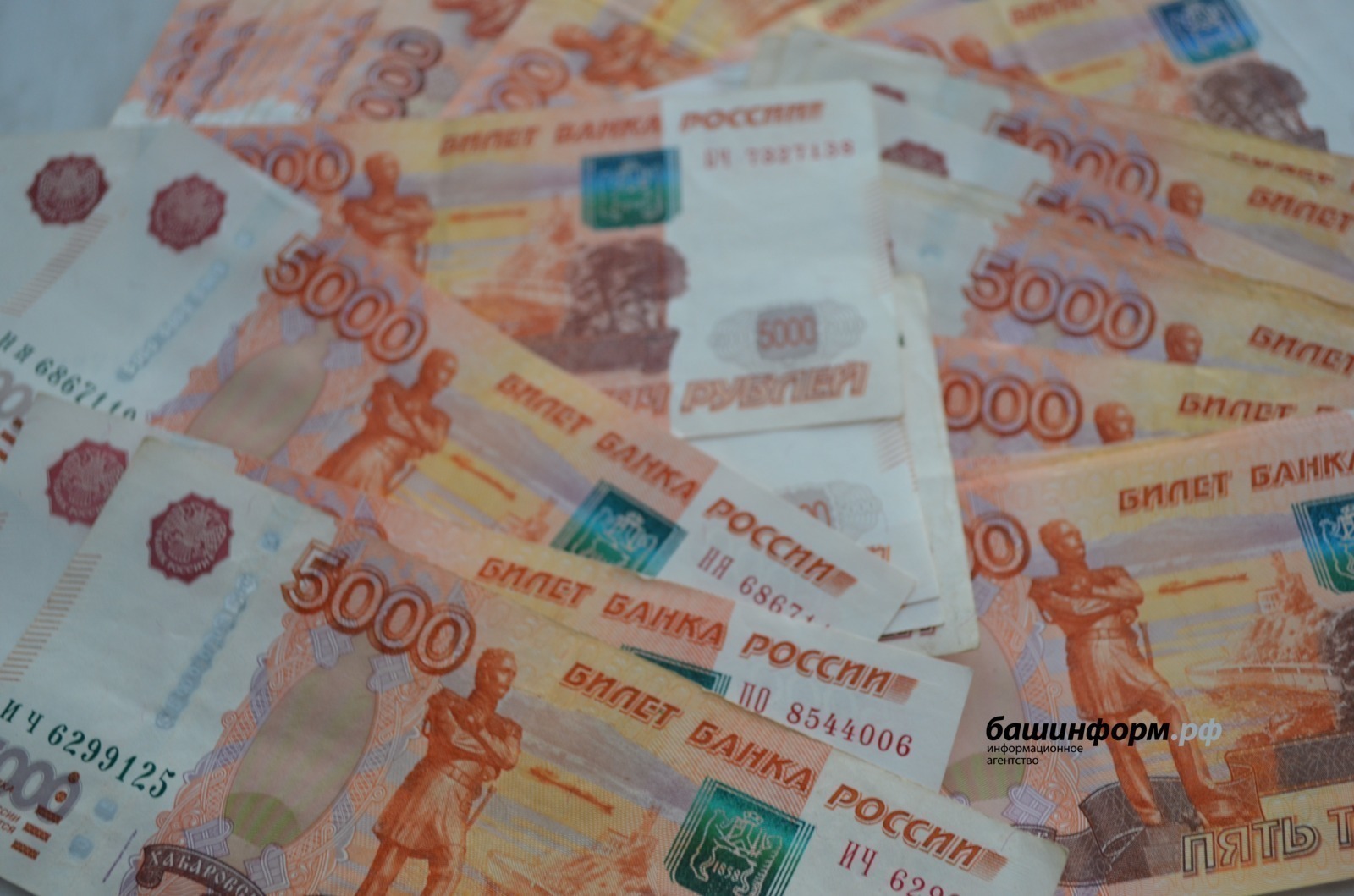 В Башкирии сотрудница банка не дала мошенникам обмануть бабушку