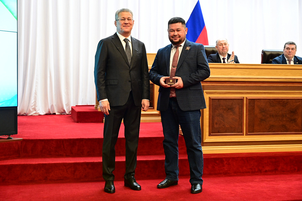 Радий Хабиров вручил первые удостоверения военным корреспондентам Башкортостана