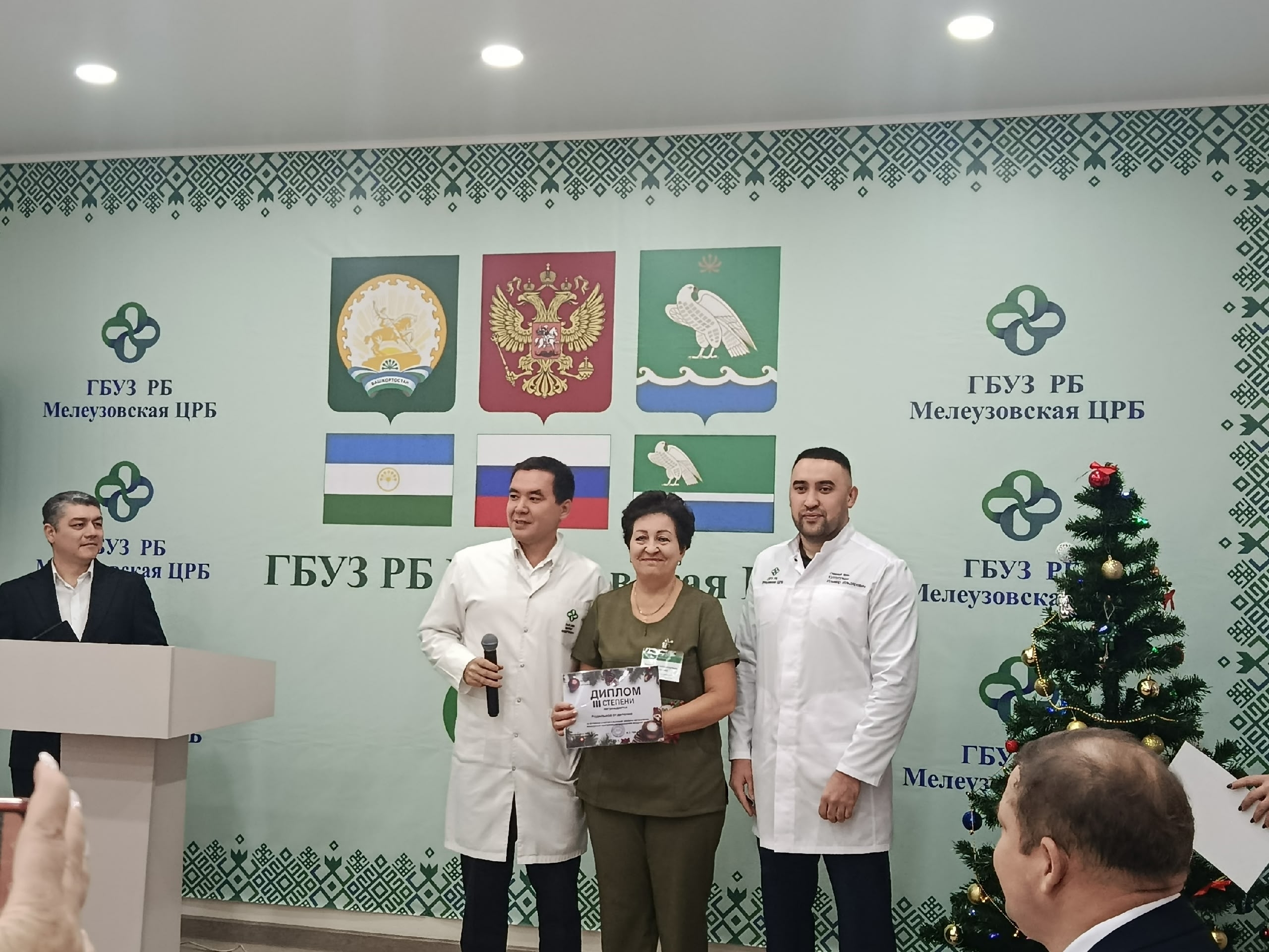 Район хакимиәте башлығы медицина хеҙмәткәрҙәрен ҡотланы