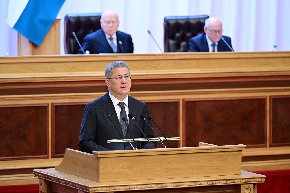 Радий Хабиров вручил первые удостоверения военным корреспондентам Башкортостана