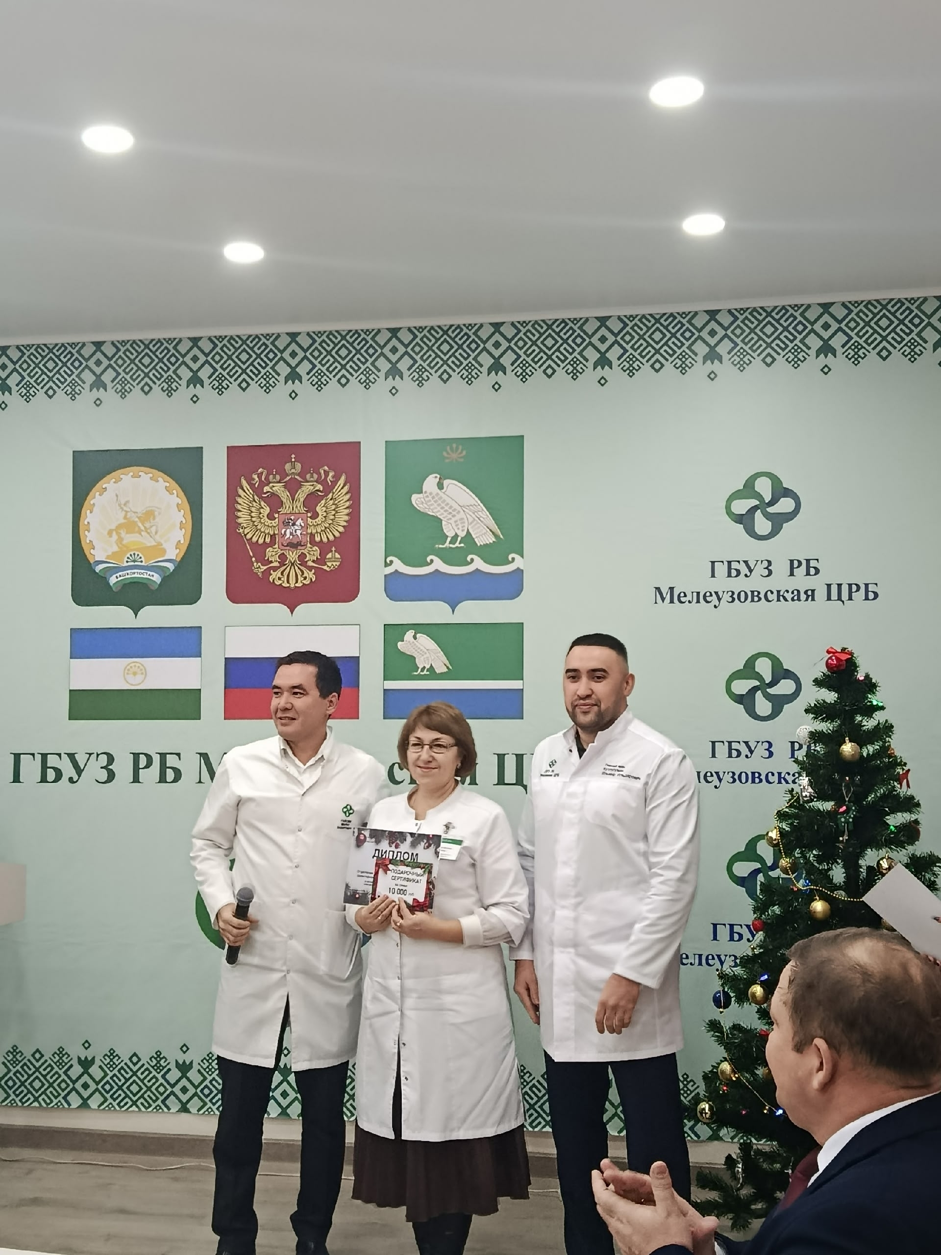 Район хакимиәте башлығы медицина хеҙмәткәрҙәрен ҡотланы