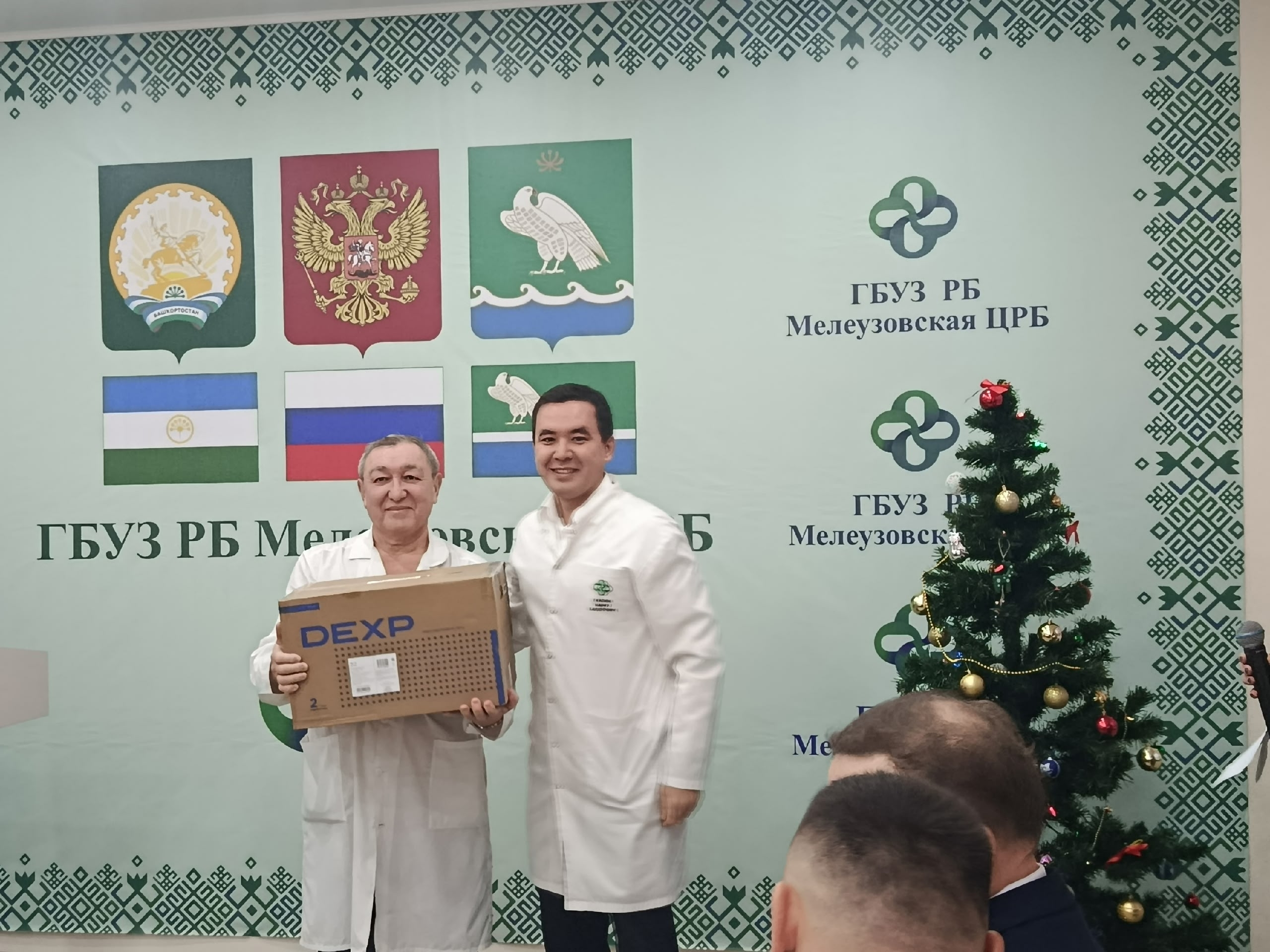 Район хакимиәте башлығы медицина хеҙмәткәрҙәрен ҡотланы